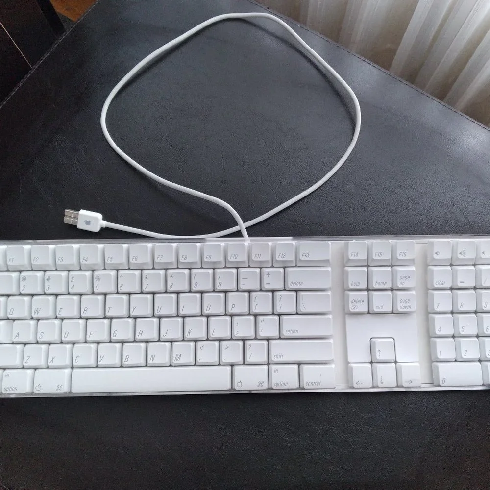 Apple Key Board - Picture 1 of 4